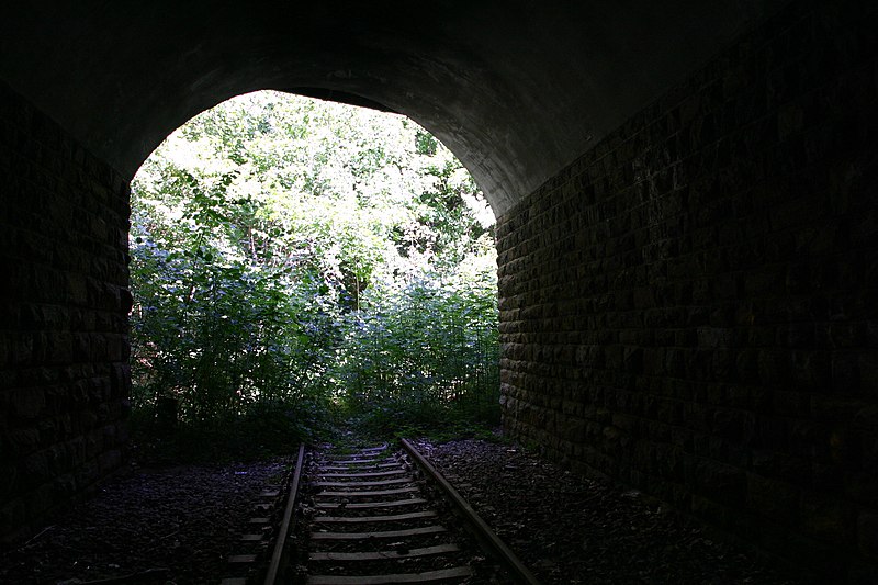 File:Unterführung an der Bahnlinie Chemnitz - Grüna.jpg