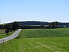 Blick von Nordnordosten zum Helleberg mit Kreisstraße 61 (Rotenhain–Wölferlingen)