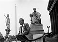 regiowiki:Datei:Karl Fischer im Juni 1955 vor dem Wiener Parlament.jpg