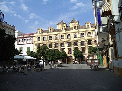 Plaça de la Contractació de Sevilla. Al fons, la seu de la Delegació del Govern de la Junta d'Andalusia