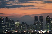 新宿駅側から高層ビル群越しにみる富士山