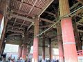 江戸時代の元禄年間に再建された東大寺大仏殿。森林資源の枯渇から、柱には小材を金輪で締め上げた集成材を使用している。