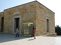 Misak-ı Millî Kulesi'nin giriş kısmı (üstte) ve kulenin dış cephesindeki kabartma