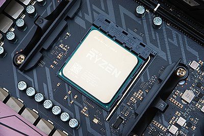 AMD Ryzen 7 1800X buatan AMD dengan 8 inti. Dirilis pada tahun 2017, model ini memiliki laju jam dasar 3,6 GHz dan dapat dipacu hingga 4,1 GHz.