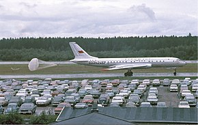 減速用パラシュートを使い着陸するアエロフロート・ソビエト航空のTu-104B