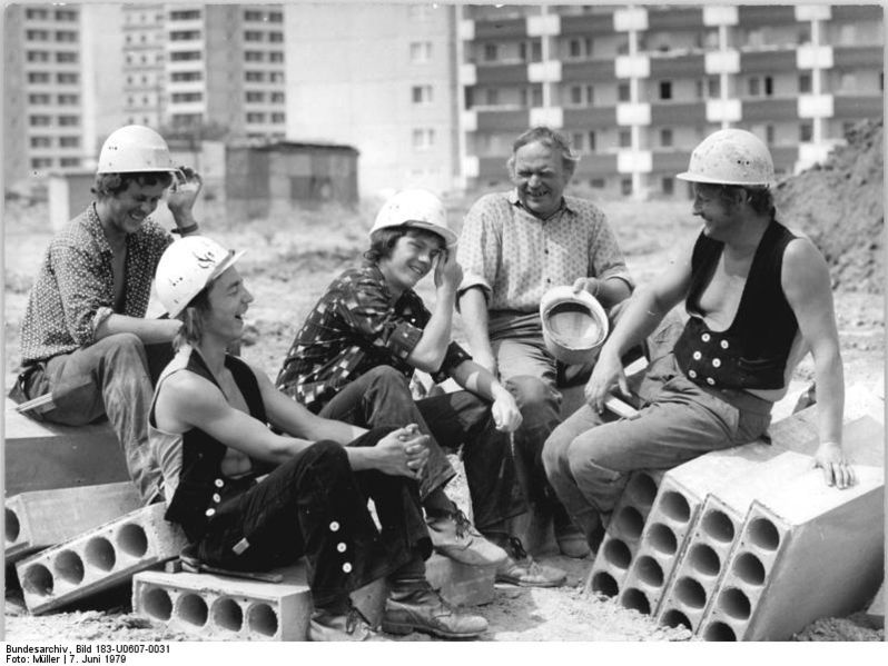 File:Bundesarchiv Bild 183-U0607-0031, Frankfurt-Oder, Bauarbeiter, Arbeitspause.jpg