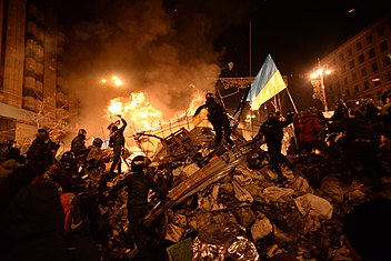 Demonstranter kæmper mod regeringsstyrker på Majdan Nezalezjnosti i Kyiv den 18. februar 2014.