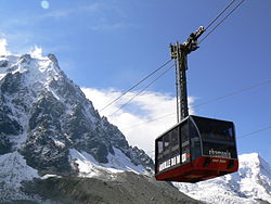 Cabine au départ dominée par l'aiguille du Midi.