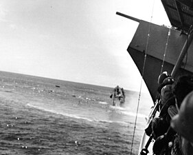 De torpedobootjager Hamman zinkt. Foto genomen vanaf de Yorktown