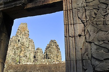 Tours à visages depuis une galerie aux bas-reliefs.