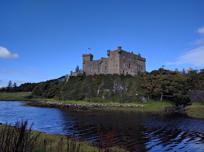 File:Dunvegan Castle Back 1.jpg