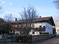 Bauernhaus mit verschaltem Giebel und Traufbundwerk