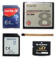 Diferentes tipos de tarjetas de memoria, comparadas con el tamaño de un fósforo o cerilla.