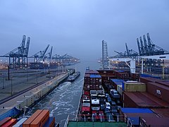 Passage d'une écluse dans le port d'Anvers vu depuis le pont d'un porte-conteneurs.