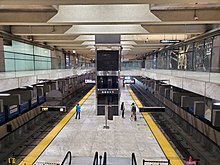 Muni Metro platform at Embarcadero station, March 2022.jpg