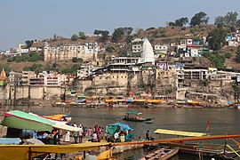 Le Temple de Omkareshwar depuis les rives du fleuve à Gaumukh Ghat.