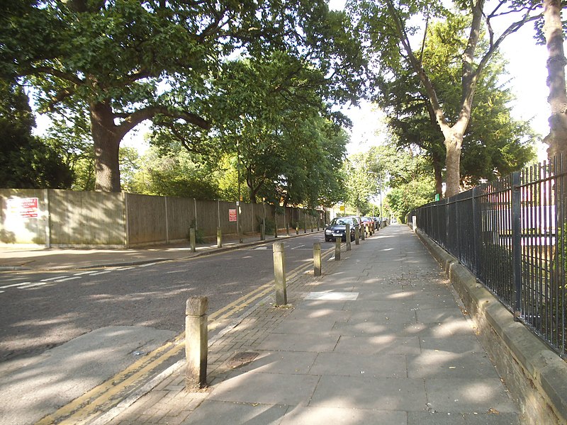 File:Albert Drive, Southfields - geograph.org.uk - 4105268.jpg