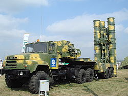 Ein KrAZ-6446 als Raketenstartfahrzeug des S-300PMU2-Flugabwehrsystems