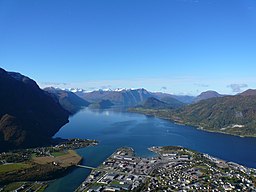 Åndalsnes, beläget där älven Rauma mynnar ut i Isfjorden, en av de innersta grenarna av Romsdalsfjorden.