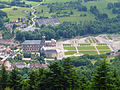 Vue aérienne des jardins et de l'abbaye.