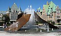 Devant la gare, la fontaine de Charles Daudelin, Éclatement II, 1999 (ancien bureau de poste à droite)