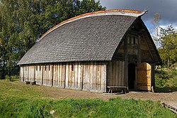 Långhuset 17 m långt med en största bredd på ca sju meter.