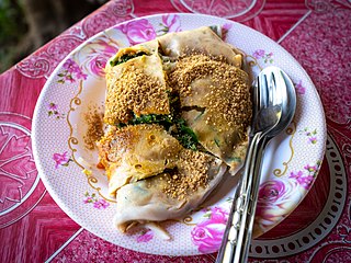 Khao soi noi songkhrueang, piatto degli shan con sfoglia di pasta di riso ripiena con verdure al vapore e ricoperta con arachidi pestate.