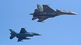 2023年、百里基地上空で共同訓練中のインド空軍のSu-30MKI戦闘機(上)と自衛隊のF-2戦闘機(下)