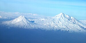 Pequeno Ararat (esquerda) e Monte Ararat (dereita).