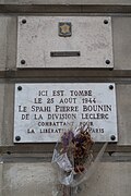 Plaque sur le boulevard.