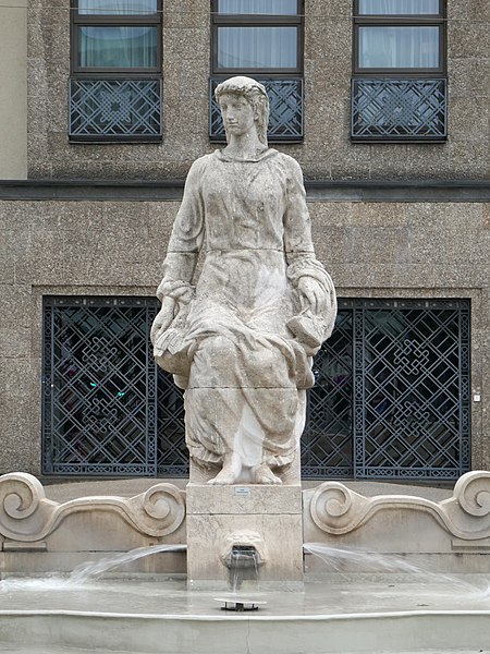 File:Alois Dorn Brunnen - Arbeiterkammer Linz (6).jpg