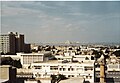 Вид на Доху в 1980-х годах, на котором изображён отель Шератон, Западная бухта (похожее на пирамиду здание на заднем плане) без каких-либо высотных зданий вокруг него