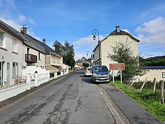 Panneau indiquant le village natal de Georges Pompidou.jpg