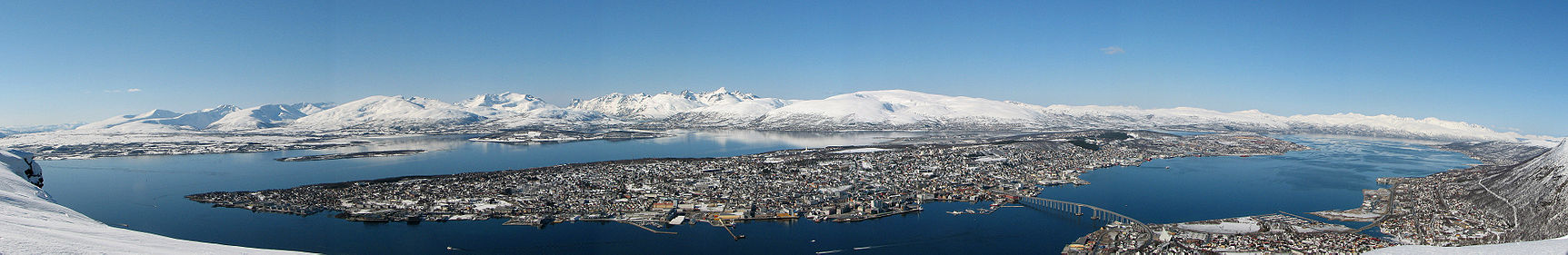 Panorama udsigt over Tromsø fra Fløya (Fjellheisen). Længst til venstre er hovedlandet, til venstre længst bagude er øen Senja. Hele midtersektionen bag Tromsøya er øen Kvaløya.