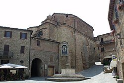 Likod ng Simbahan ng San Michele Arcangelo sa Piazza Umberto I, ang pangunahing plaza ng Panicale