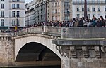 Tusentals människor bevittnade branden från Pont de la Tournelle.