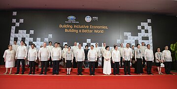 APEC Philippines 2015の集合写真。男性はバロンタガログを着ている。女性のトップスもピニャ製[21]。