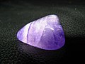 宝石として研磨した紫水晶（アメシスト）