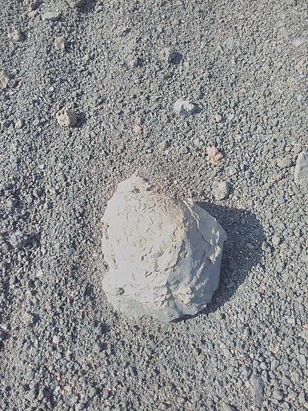 File:Eldfellshraun, craters, cones, tephra 21.jpg