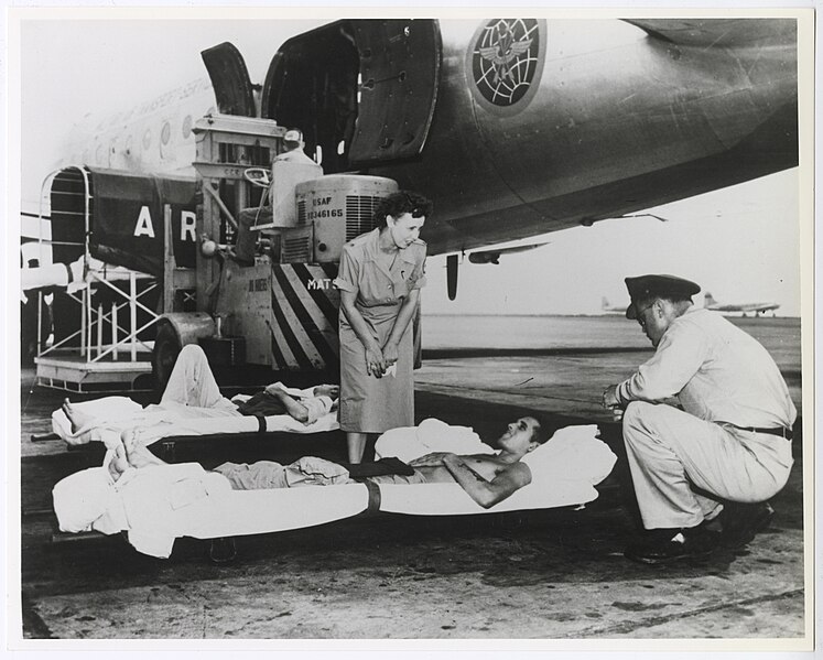 File:Red Cross worker with injured soldiers at Haneda Air Force Base in Tokyo, ca. 1945 - DPLA - 5a6aefc4ac9dd230410d3757007f3174.jpg