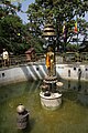 Statue de bouddha dans l'étang de la paix mondiale à Swayambhunath.