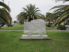 Torre del lago, monumento eroi.JPG