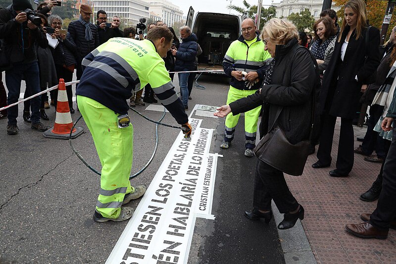 File:‘Versos al paso’ se cierra con 1.100 pasos de cebra poéticos y una web para recorrer Madrid de verso en verso 03.jpg