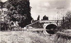 Carte postale noir et blanc représentant un petit pont en pierre.