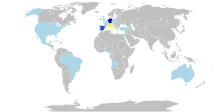 Eine grafische Weltkarte mit mehreren blau markierten Ländern. Dunkelblau markiert sind Italien, Deutschland und Spanien, die häufig vom Papst besucht wurden.