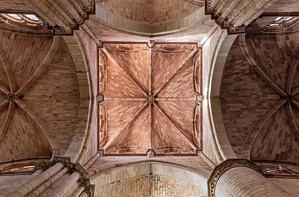 Vista interna da cúpula do cruzeiro da catedral de Santa Maria, Siguença, Castela-Mancha, Espanha. A catedral é a sede do bispo de Siguença e declarada Bem de Interesse Cultural em 1931. É dedicada à Virgem Maria, a santa padroeira da cidade. Data de janeiro de 1124, quando o bispo Bernardo de Toledo reconquistou a cidade dos muçulmanos, durante o reinado de Urraca I de Leão. A nave central gótica data do século XV. No século XVI, as absides laterais românicas foram destruídas para a construção do deambulatório. As duas torres externas da fachada principal têm merlões. (definição 8 421 × 5 559)