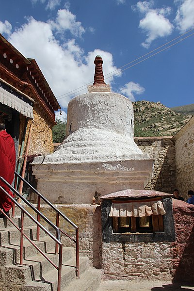 File:Chorten and entrance at Drepung Monastery - 19931796068.jpg