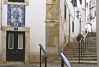 Abitazione in Beco das Cruzes con azulejo raffigurante la Madonna della Concezione.