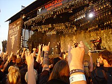 Tarja s jej sprievodnou kapelou vystupujúca pred davom fanúšikov na Wacken Open Air