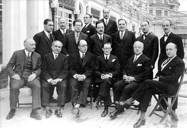 1929. De pé: César Otero, José Berguer, Pardo, Liste Mourenza, Abelaira, Salvador Mosteiro, Manuel Cabanillas, Calviño Domínguez e A. Villar Ponte. Sentados: Laureano Alonso, Eladio Rodríguez, Otero Pedrayo, Risco, Ángel del Castillo e Rafael González Villar.